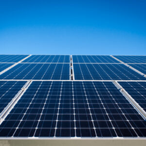 Solaranlage und Himmel