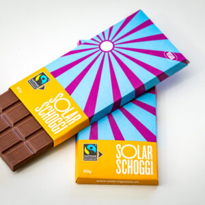 Zwei Tafeln Schokolade in Solarvignette-Verpackung und der Aufschrift „Solarschoggi“