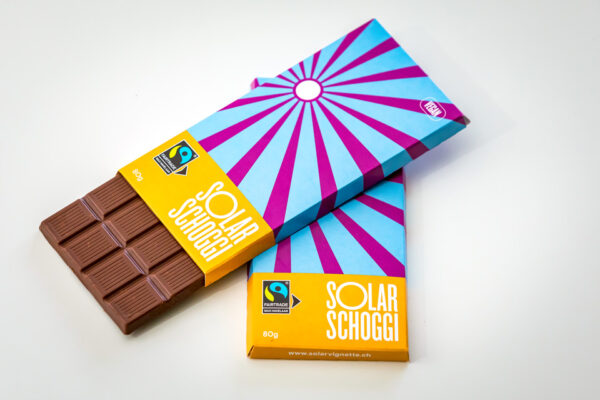 Zwei Tafeln Schokolade in Solarvignette-Verpackung und der Aufschrift „Solarschoggi“